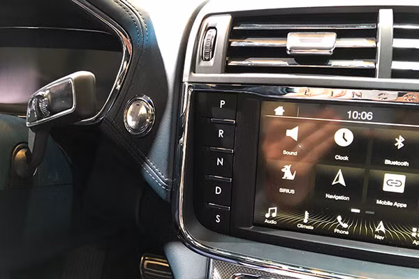 Cần số dạng nút bấm của Lincoln Continental: Các nút bấm của Lincoln Continental được bố trí khá rõ ràng theo thứ tự từ trên xuống dưới như ở cần số truyền thống. Tuy nhiên, vị trí đặt các nút này lại là ở khu vực bên phải màn hình giải trí, thường là nơi đặt các nút điều khiển chức năng. Điều này chắc chắn sẽ khiến không ít tài xế khi lần đầu sử dụng xe phải làm quen lại.