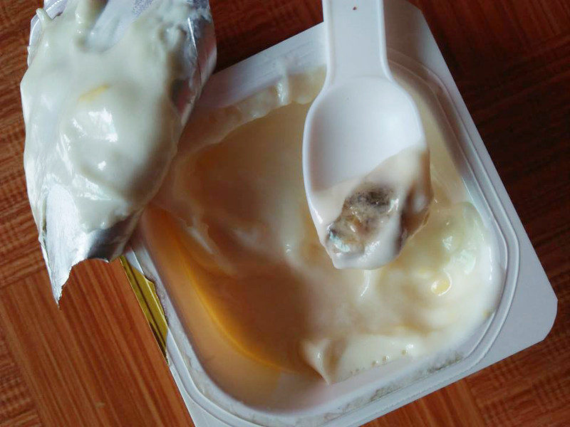 Hộp váng sữa Monte của chị Linh xuất hiện từng mảng đen