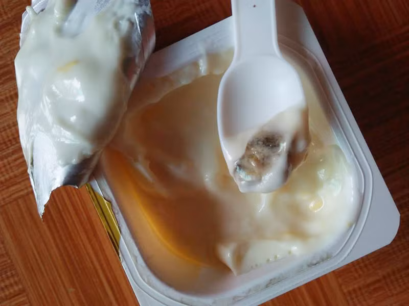 Hộp váng sữa Monte của chị Linh xuất hiện từng mảng đen