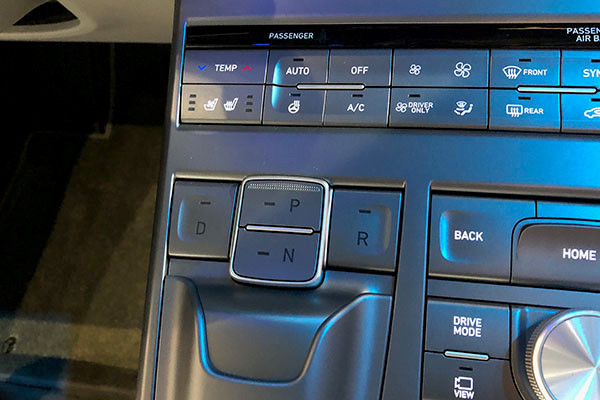 Cần số dạng nút bấm của Hyundai Nexo: Không thiết kế theo chiều ngang hay dọc như ở GMC Terrain và Lincoln Continental, các nút bấm của Nexo được sắp xếp theo kiểu “trên dưới” và “trái phải”. Cũng giống như Chrysler Pacifica, Nexo gặp phải một vấn đề là các nút bấm này có kích thước và hình dạng tương tự các nút chức năng khác cạnh đó.