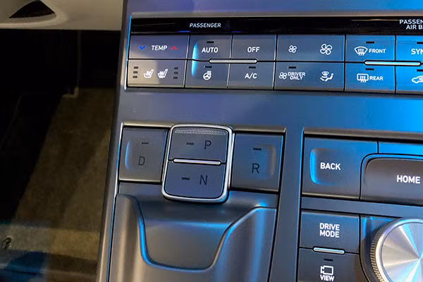 Cần số dạng nút bấm của Hyundai Nexo: Không thiết kế theo chiều ngang hay dọc như ở GMC Terrain và Lincoln Continental, các nút bấm của Nexo được sắp xếp theo kiểu “trên dưới” và “trái phải”. Cũng giống như Chrysler Pacifica, Nexo gặp phải một vấn đề là các nút bấm này có kích thước và hình dạng tương tự các nút chức năng khác cạnh đó.