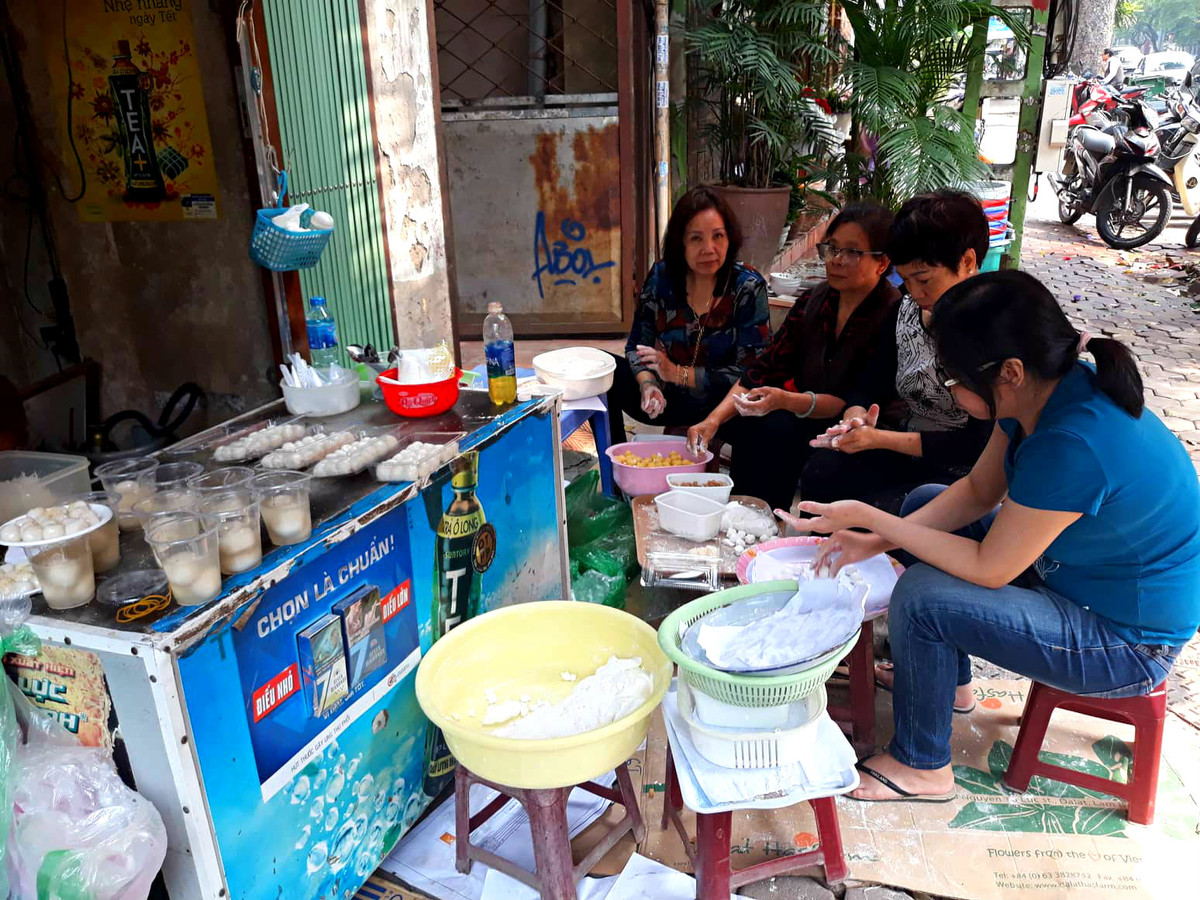 Tại cửa hàng này, bánh trôi làm ra cũng không kịp bán cho khách.