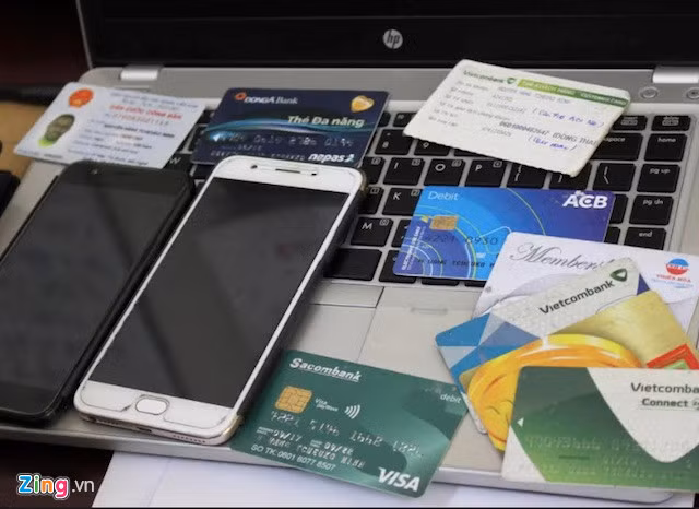 Một số thẻ, vật dụng mang tên của nam cầu thủ bị cảnh sát tạm giữ. Ảnh: M.A.