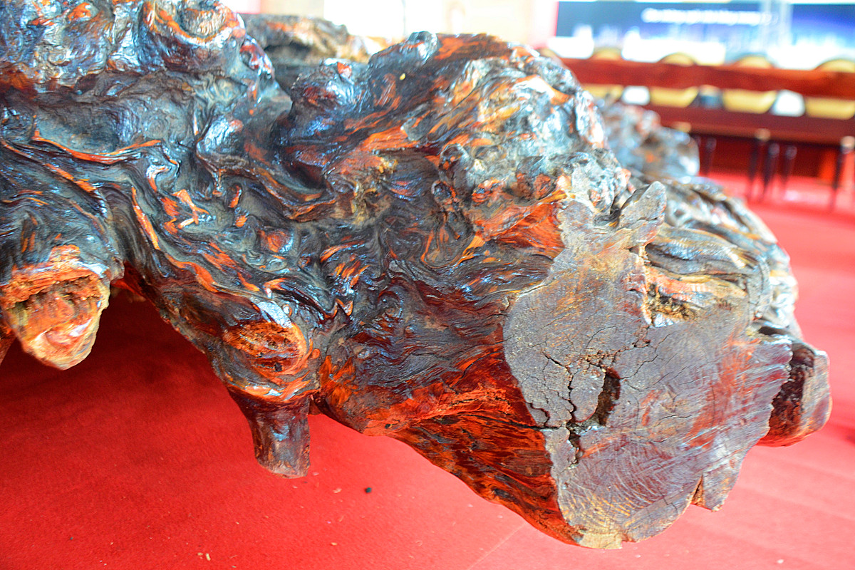 Siêu phản của đại gia Hà Thành có đường nét gồ ghề, tự nhiên.