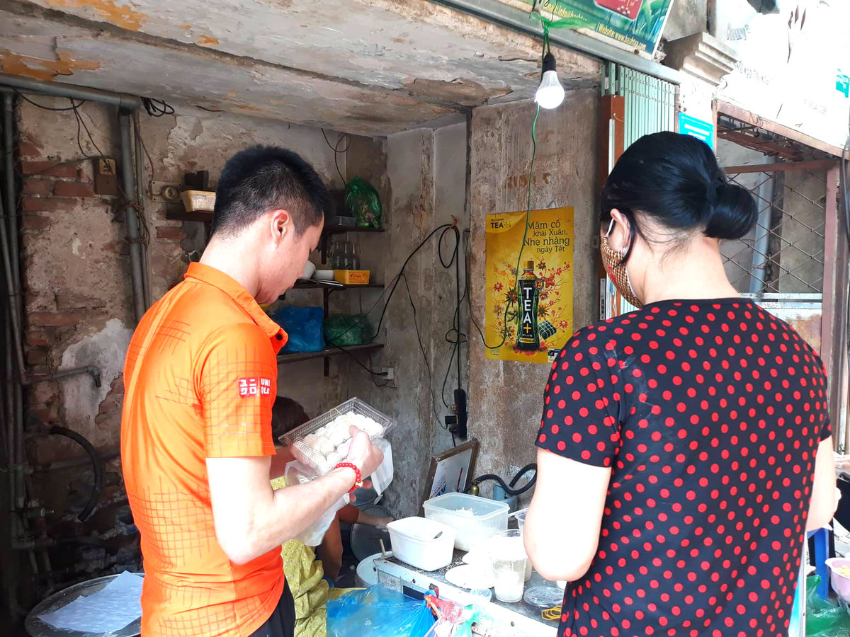 Không khí tấp nập mua bán tại các khu chợ.