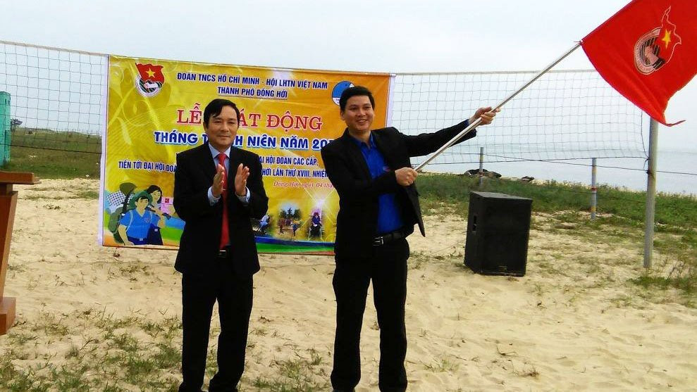 Ông Phong (trái) bị điều chuyển công tác vì có dư luận không tốt liên quan tới công việc của vợ con