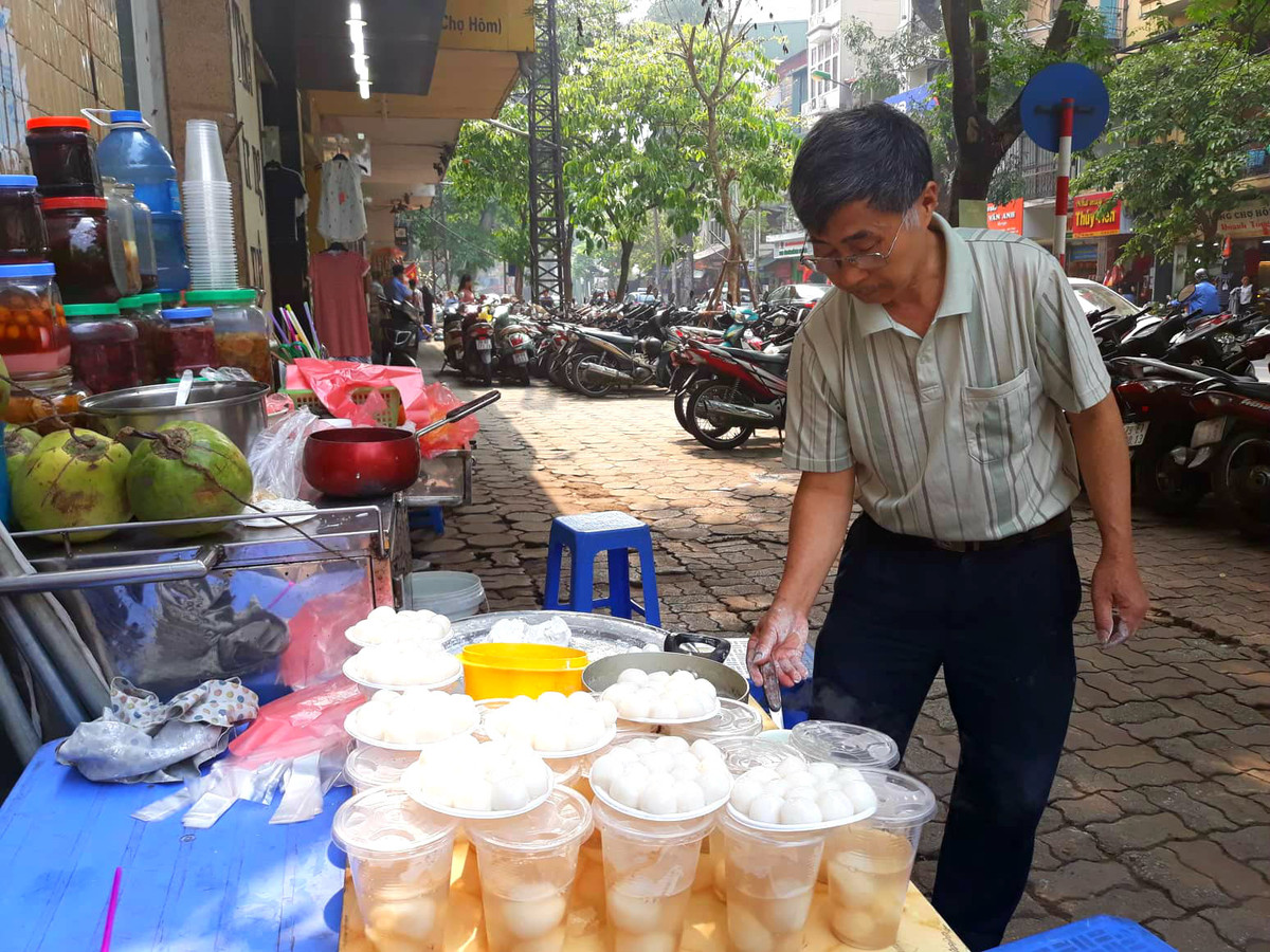 Ngoài quán chè ở Ngô Thì Nhậm, thì tại khu vực chợ Hôm gần đó cũng có nhiều nhà đổ xô đi làm bánh trôi, bánh chay để bán.