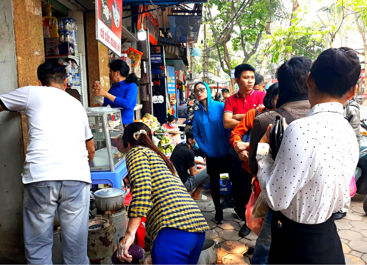 Nhiều người xếp hàng tại đây cho biết, do năm nào Tết Hàn thực cũng tái diễn cảnh xếp hàng nên họ phải đi sớm để kịp mua bánh về thắp hương trước giờ đi làm.