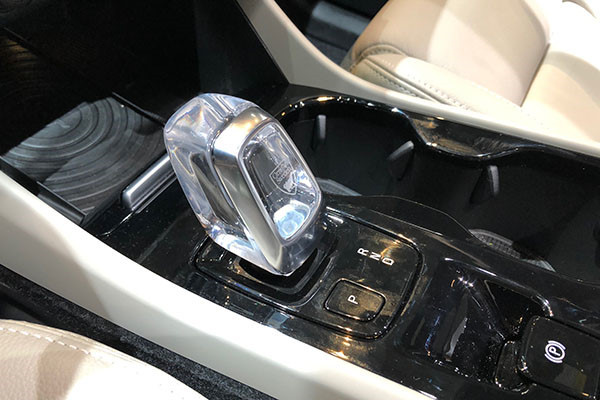 Cần số pha lê của Volvo XC40: Gói nâng cấp Inscription mang đến cho Volvo XC40 chiếc cần số pha lê đặc biệt, được gia công bởi hãng sản xuất thủy tinh nổi tiếng Orrefors. Tuy nhiên, chất liệu này khiến chiếc cần số nặng hơn so với phiên bản tiêu chuẩn. Do vậy, việc kéo cần cũng mang đến cho tài xế chút rắc rối.