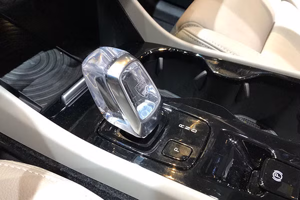 Cần số pha lê của Volvo XC40: Gói nâng cấp Inscription mang đến cho Volvo XC40 chiếc cần số pha lê đặc biệt, được gia công bởi hãng sản xuất thủy tinh nổi tiếng Orrefors. Tuy nhiên, chất liệu này khiến chiếc cần số nặng hơn so với phiên bản tiêu chuẩn. Do vậy, việc kéo cần cũng mang đến cho tài xế chút rắc rối.