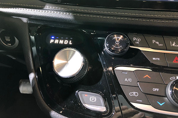 Cần số dạng núm xoay của Chrysler Pacifica: Cần số dạng núm xoay không còn quá lạ lẫm trong những năm gần đây. Cách sử dụng khá đơn giản, tài xế chỉ cần xoay núm tròn theo nhịp tới số mình cần. Tuy nhiên, người dùng Chrysler Pacifica sẽ gặp khó khăn hơn chút khi kích thước của núm tròn này không chênh lệch quá nhiều so với kích thước của một chiếc núm xoay điều chỉnh âm lượng.