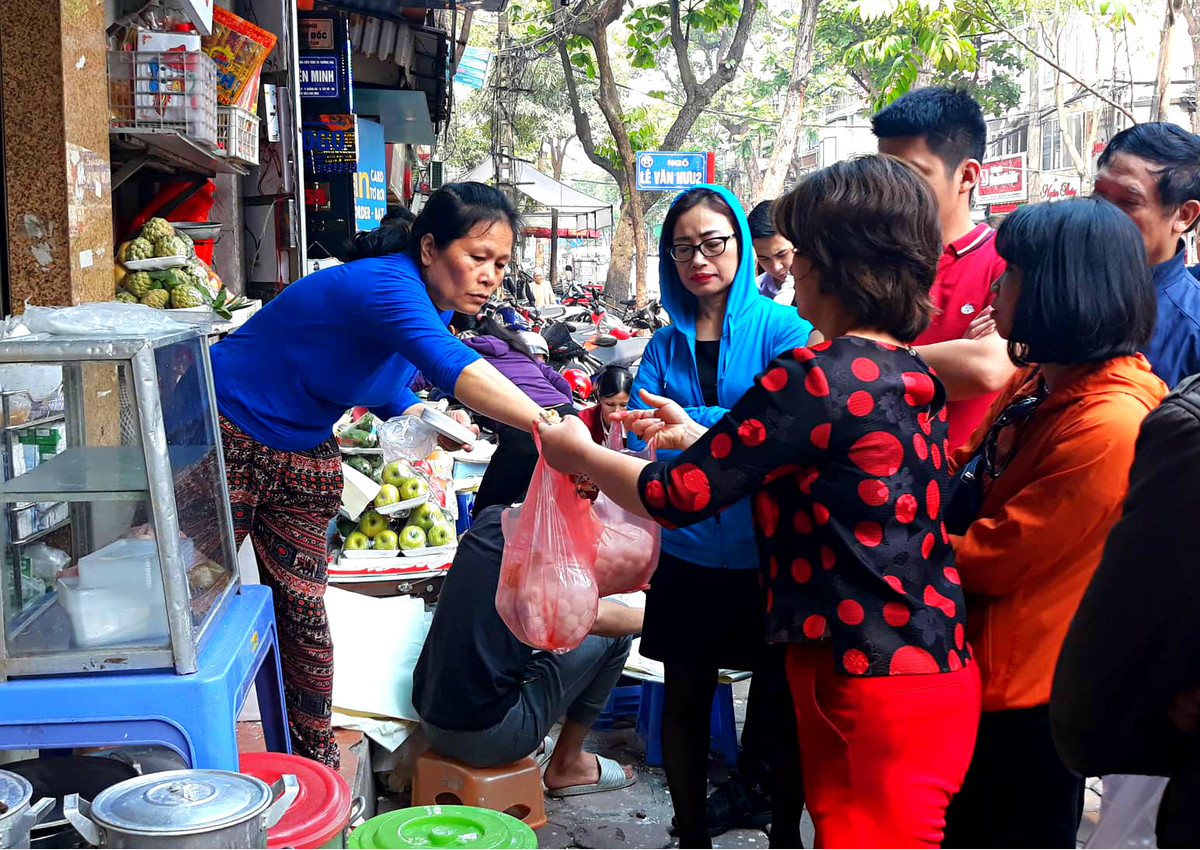 Do hôm nay là ngày Tết Hàn thực truyền thống nên bánh trôi, bánh chay rất đắt khách. Bánh làm ra đến đâu được bán hết đến đấy.