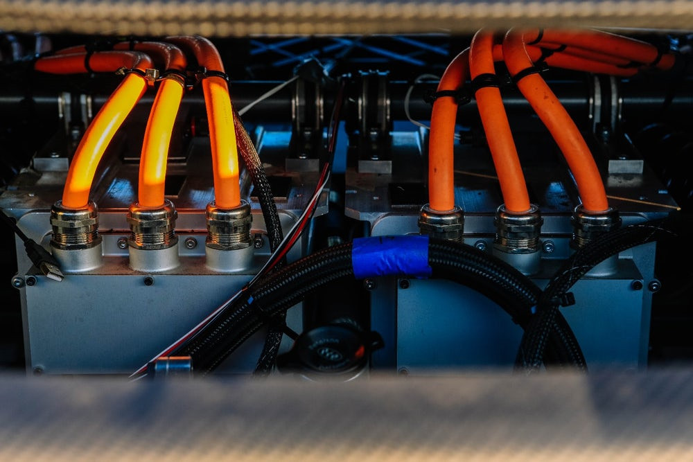 Xing cho biết các cuộc thử nghiệm gần đây nhất được thực hiện hồi tháng 2 tại một địa điểm không được tiết lộ, đã cung cấp những thông tin hữu ích về độ bền bỉ, vận hành, hệ thống treo, phân phối sức mạnh cũng như hiệu suất của xe. Bốn động cơ V 350 và một bộ pin công suất 1 megawatt cho phép xe đạt tốc độ 100 km/h trong 1,8 giây, nhanh hơn Roadster 2020 của Tesla.