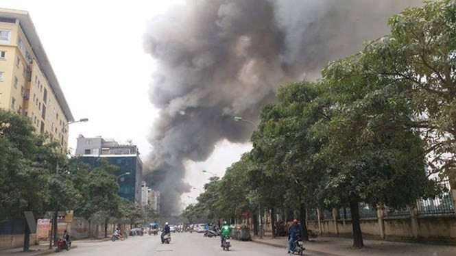 Nhiều khu chợ ở Hà Nội đang ở mức “báo động đỏ” về tình trạng phòng cháy, chữa cháy. Càng đi sau vào bên trong, nguy cơ cháy nổ càng mất an toàn vì không có lối đi, nếu xảy ra sự cố, các phương tiện chữa cháy sẽ rất khó tiếp cận. (Ảnh TL)