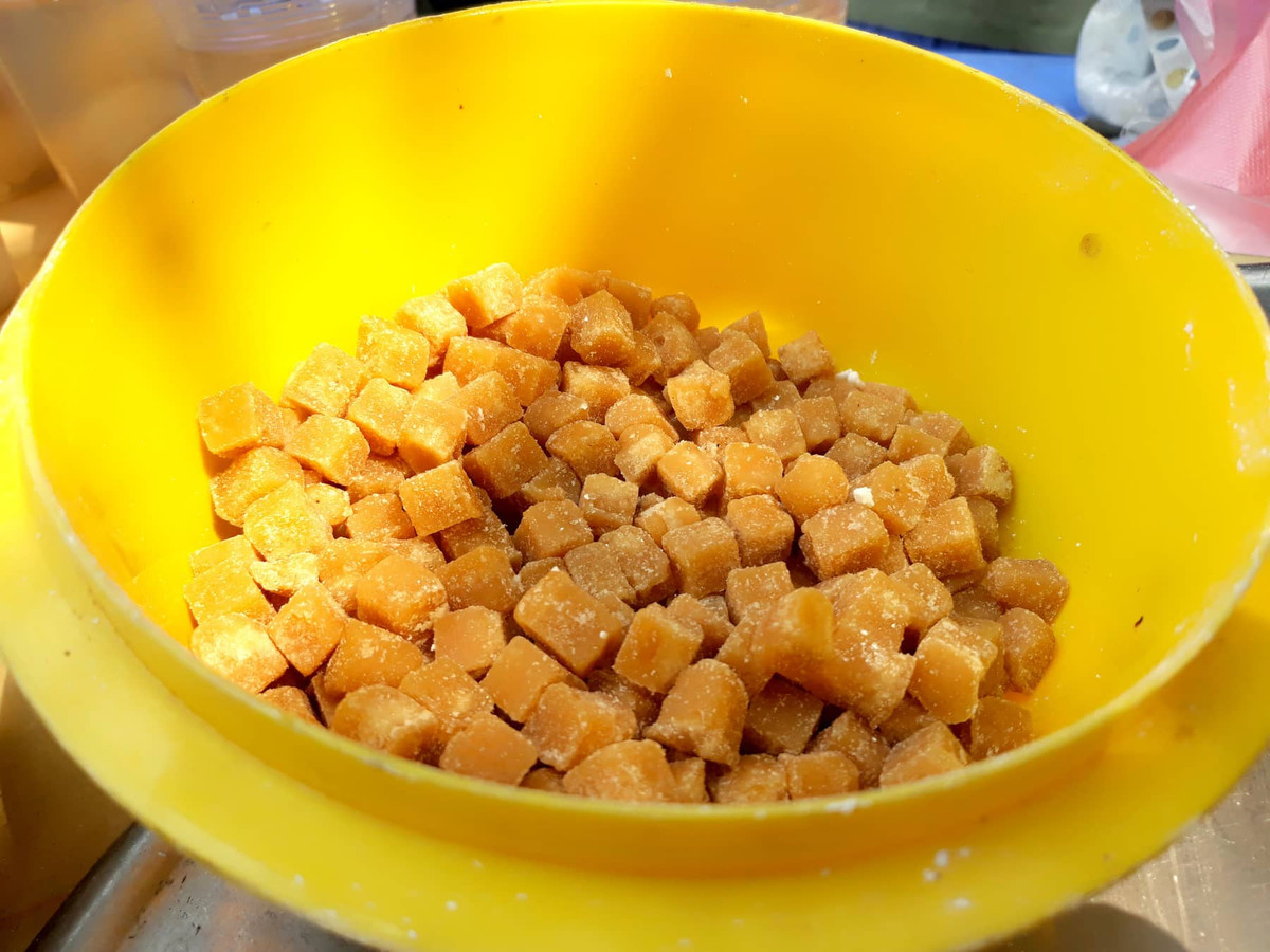 Không chỉ bán bánh chín, các cửa hàng này còn phục vụ thêm cả nhân...