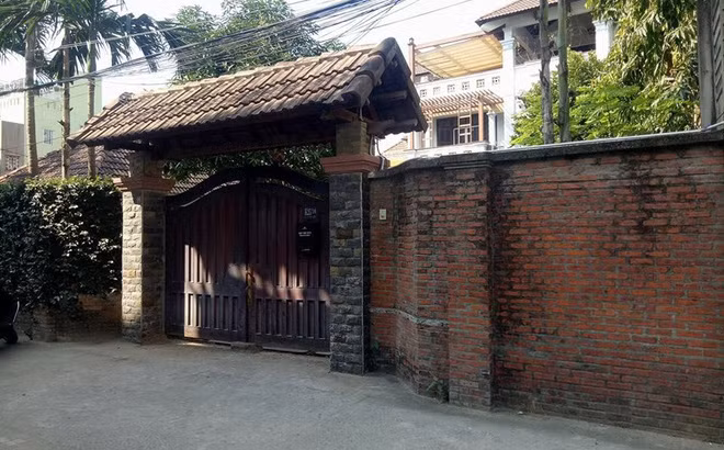 Ngày 18/4, cơ quan điều tra Bộ Công an đã bắt đầu khám xét nhà riêng của ông Trần Văn Minh (đường Lý Thường Kiệt, phường Thạch Thang, quận Hải Châu, Đà Nẵng) sau khi có quyết định khởi tố và bắt tạm giam 4 tháng để phục vụ điều tra vụ án có liên quan đến Phan Văn Anh Vũ (Vũ nhôm). Ảnh: Internet.