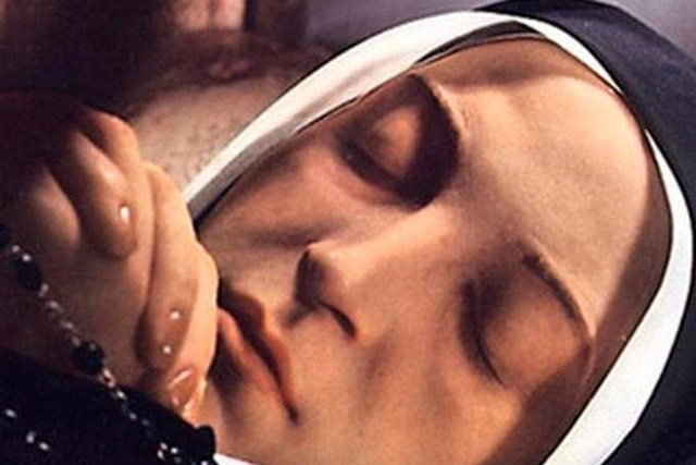 Xác ướp thánh nữ. Thánh nữ Bernadette tên thật là Saint Marie Bernarde Soubirous. Bà sinh ngày 7/1/1844 và qua đời năm 1879 do bệnh ung thư xương.