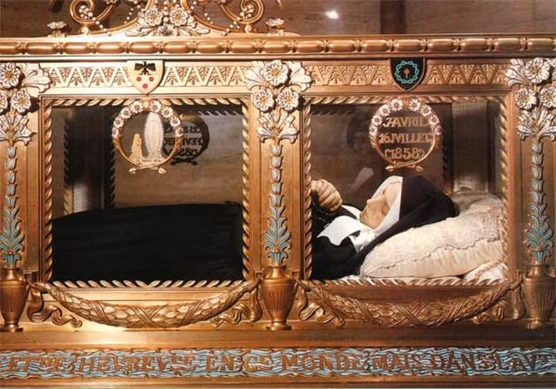 Sau 30 năm, nhà thờ khai quật mộ Bernadette do một nghi lễ tôn giáo. Giới khoa học vẫn chưa lý giải nguyên nhân khiến thi thể của bà vẫn gần như nguyên vẹn. Đầu bà nghiêng sang một bên, miệng hé mở để lộ hàm răng trắng. Hai tay đặt trên ngực, lớp da vẫn hoàn hảo.