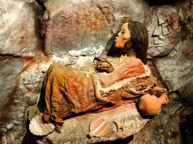 Năm 1992, nhà leo núi Peru Miguel Zárate cùng đoàn thám hiểm núi Ampato (6.288 m) đã phát hiện ra xác ướp của một cô gái người Inca. Sau khi xem xét, các nhà khoa học cho rằng, thiếu nữ khoảng 12 đến 14 tuổi này đã được hiến tế cho các vị thần trên đỉnh núi.