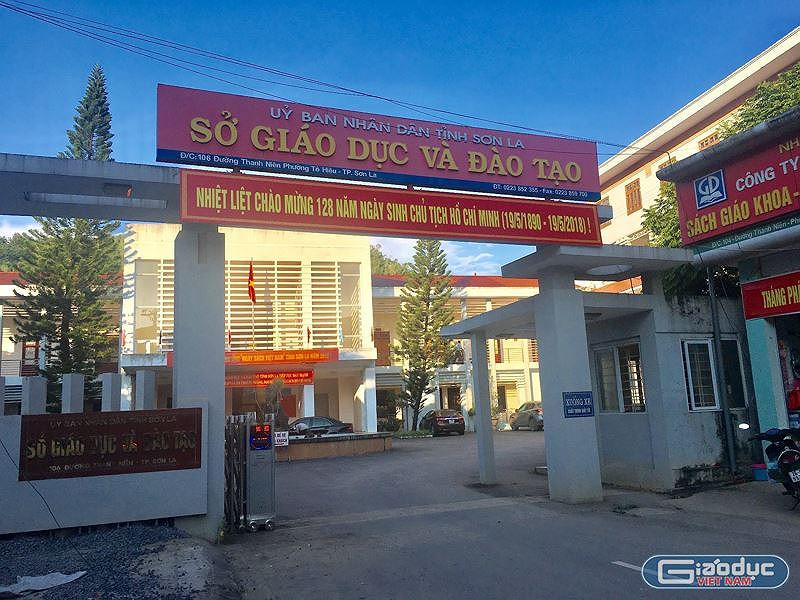 Đáng chú ý, cáo trạng cũng đề cập tới vai trò của ông Hoàng Tiến Đức, Giám đốc Sở GD&amp;ĐT tỉnh Sơn La, trong việc đưa thông tin của thí sinh để các bị can nâng điểm.