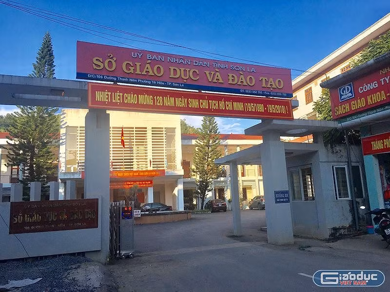 Đáng chú ý, cáo trạng cũng đề cập tới vai trò của ông Hoàng Tiến Đức, Giám đốc Sở GD&amp;ĐT tỉnh Sơn La, trong việc đưa thông tin của thí sinh để các bị can nâng điểm.