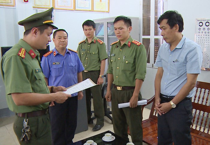 Ngoài ra, bị can Đinh Hải Sơn (cựu thiếu tá, cán bộ Phòng An ninh chính trị nội bộ, Công an tỉnh Sơn La) và Đỗ Khắc Hưng (cựu trung tá, cán bộ Phòng An ninh chính trị nội bộ, Công an tỉnh Sơn La) cũng bị truy tố ra tòa.