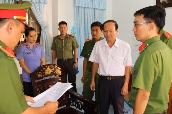 Trước đó công an đã bắt 5 bị can nguyên là cán bộ Phòng Tài nguyên - Môi trường (TNMT) TP.Trà Vinh. Theo tài liệu điều tra, các đối tượng là cán bộ đã câu kết với cò đất tìm những người là gia đình chính sách, mẹ liệt sỹ đứng tên chuyển mục đích sử dụng đất không phải nộp thuế.Số tiền thất thoát gần 120 tỷ đồng.