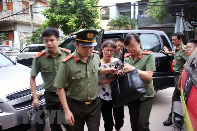 Ông Đức được xác định là một trong số 18 người trung gian nhận thông tin thí sinh. Dù thừa nhận việc chuyển thông tin thí sinh, nhưng ông Đức khai mục đích chỉ là để nhờ xem trước điểm thi.