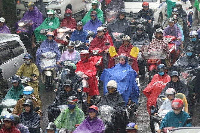 Nhiều người cho biết, họ đã phải báo với cơ quan rằng mình sẽ đến muộn (Ảnh: Tiền Phong).