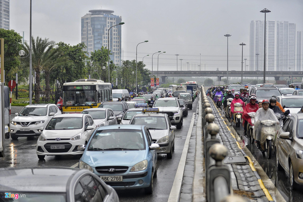 Khu vực hầm chui Thăng Long, đoạn trước cửa siêu thị BigC, các phương tiện rất khó để di chuyển (Ảnh: Zing).