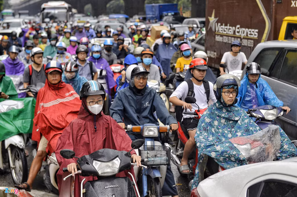 Đến 9h30, cảnh ùn tắc kéo dài vẫn diễn ra tại ngã tư Khuất Duy Tiến - Lê Văn Lương khi mưa tiếp tục trút xuống (Ảnh: Zing).