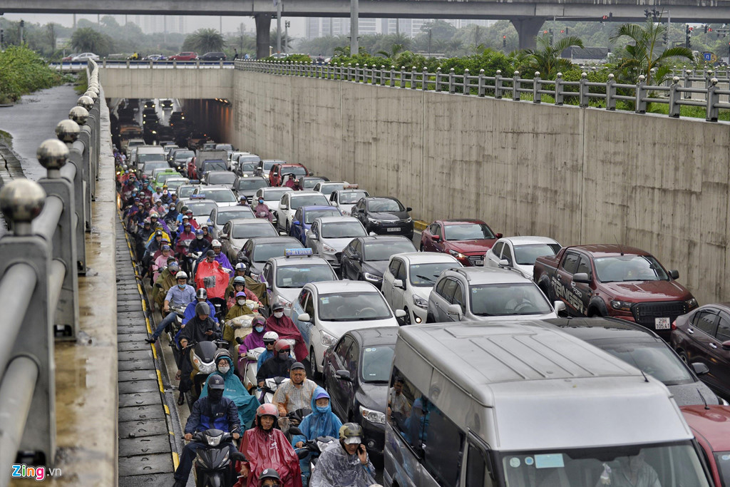 Từng đoàn người xếp thành hàng dài như trẩy hội (Ảnh: Zing).