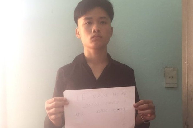 Theo cáo trạng, khoảng 11h30 ngày 4/4, Lê Văn Hoài điều khiển xe máy điện BS 74MĐ3 - 000.35 chở bạn gái là N.T.X.H (16 tuổi) lưu thông trên đường Hùng Vương (TP.Đông Hà, tỉnh Quảng Trị).