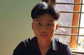 Đến ngã tư giao nhau giữa đường Hùng Vương - Nguyễn Huệ, xe máy điện của Hoài gần va chạm với xe máy BS 74C1 - 422.70 do anh Mai Xuân Lan (32 tuổi, trú tại KP.5, P.2, TP.Đông Hà, tỉnh Quảng Trị) điều khiển từ đường Nguyễn Huệ qua đường Hùng Vương, dẫn đến Hoài và anh Lan cãi nhau.