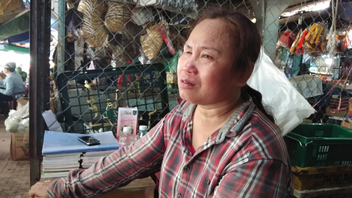 Mẹ của Hoài sau khi biết tin con mình giết người vì bị nhắc vượt đèn đỏ không nén nổi cảm giác đau buồn.