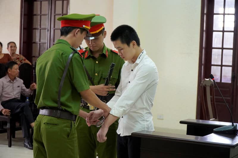 Vừa qua, TAND tỉnh Quảng Trị tổ chức xét xử sơ thẩm bị cáo Lê Văn Hoài (tại thời điểm gây án là 16 tuổi 5 ngày, trú KP.1, P.Đông Thanh, TP.Đông Hà, Quảng Trị ) về tội danh “Giết người”. Cáo trạng của Viện KSND tỉnh Quảng Trị truy tố Hoài theo khoản 2, điều 123 Bộ luật hình sự năm 2015.