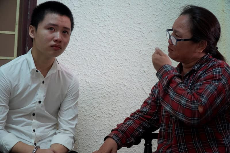 Đối tượng giết người vì bị nhắc vượt đèn đỏ òa khóc khi gặp mẹ tại tòa.