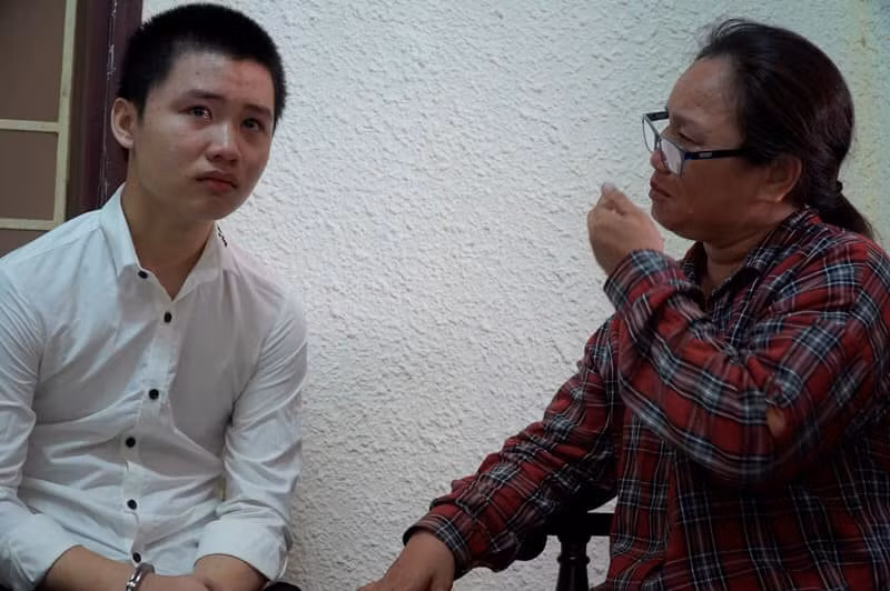 Đối tượng giết người vì bị nhắc vượt đèn đỏ òa khóc khi gặp mẹ tại tòa.