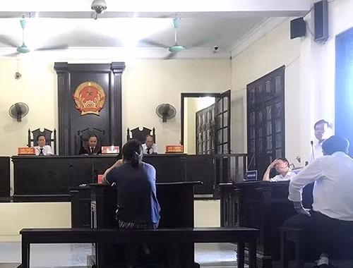 Ngan hang xom dot rac truoc cong dan den xo xat, 1 phu nu bi tuyen 6 thang tu