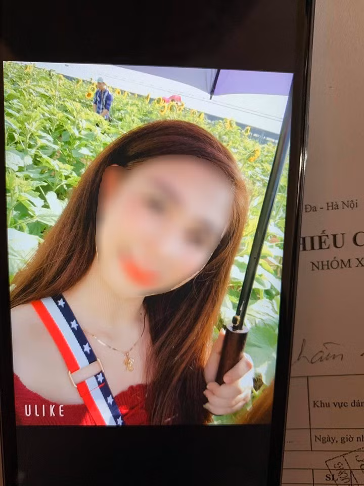 Trung là người trước đó đã có đơn tố cáo gửi tới Công an TP Vinh về việc con gái là cháu N.T.B.Th. (6 tuổi) bị xâm hại tình dục. Theo đơn tố cáo của Trung, ngày 19/6, do có công việc nên Trung gửi con gái cho cô gái tên Trần Thị Thùy A. (SN 1998, trú tại ấp Vĩnh Quế, xã Vĩnh Tường, huyện Vị Thủy, tỉnh Hậu Giang) trông coi. Đến tối, Trung đến đón con thì thấy cháu bị sưng ở mắt, hỏi A. thì cô gái này nói cháu khóc đòi bố.