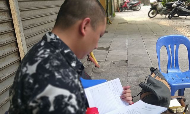 Tuy nhiên sau đó, Trung thấy vùng kín của con gái bị sưng tấy. Khi gặng hỏi thì cháu Th. kể bị 2 người xâm hại nên Trung làm đơn tố cáo.