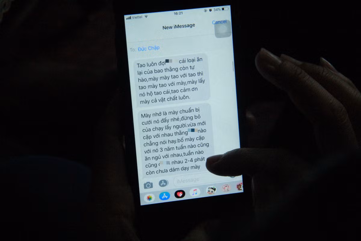 Đỉnh điểm, Đức còn dọa sẽ cho con gái của chị H. sa vào tệ nạn, thậm chí đe dọa sẽ quan hệ tình dục với cháu trước mặt chị H. “Ai ở hoàn cảnh của tôi mới hiểu. Mẹ tôi ốm hắn cũng không tha, suốt ngày ra chửi bới. Con tôi đi học hắn theo dõi và còn biết hay chơi với ai. Hắn khoe chơi với cả công an, quan hệ rất rộng" - người phụ nữ sinh năm 1981 chia sẻ.