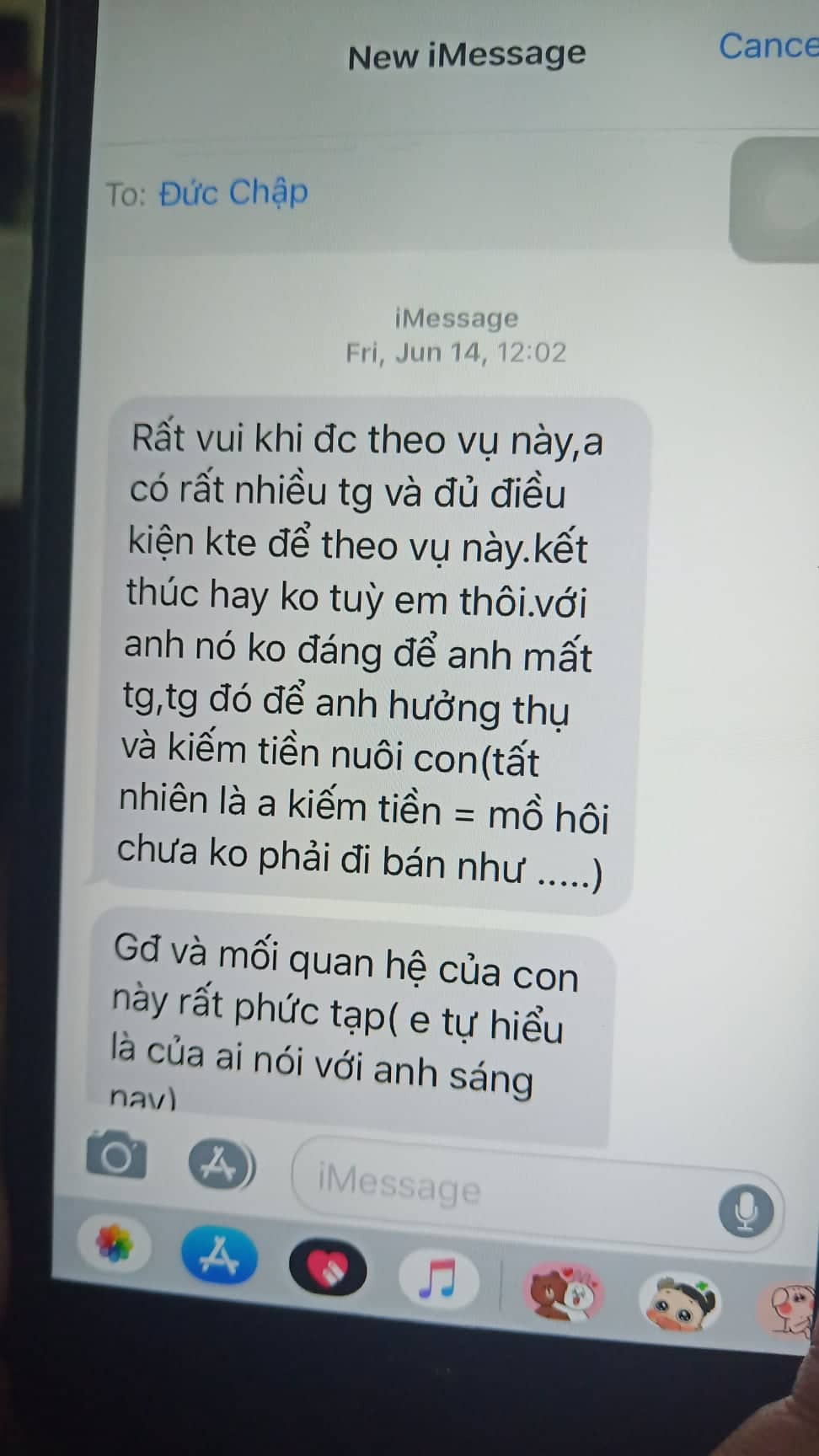 Khi phát hiện ra Đức đã có vợ con, chị H. đề nghị dừng mối quan hệ lại. Đức sau đó đã tìm mọi cách dọa dẫm, ép H. phải đi cùng vào nhà nghỉ. Đầu năm 2017 đến cuối năm 2018, chị H. liên tục phải đi cùng Võ Minh Đức. “Đức dọa sẽ cho tôi mất việc, sẽ đổ chất thải vào nhà tôi. Thậm chí có lần liên lạc không được, Đức ra tận nhà tôi dọa đánh cả hàng xóm nếu tôi không ra gặp và đi với hắn. Còn chuyện gây rối ở cơ quan nơi tôi làm việc thì đã xảy ra nhiều lần. Hắn từng đến ngồi lên bàn làm việc, gọi điện chửi bới, đe dọa sếp của tôi”, chị H. run run kể lại.