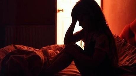 Sau khi tiếp nhận tin báo, Công an TP.Cam Ranh tiến hành xác minh, được biết trước đây P.T.T.H có quan hệ tình cảm và quan hệ tình dục với Nguyễn Quốc Thái, sau đó H. đã chia tay với Thái. Ngày 28/9/2016, Thái hăm dọa và ép H quan hệ tình dục với mình, nếu không Thái sẽ nói cho mọi người biết việc quan hệ của Thái với H. Do sợ Thái nói ra nên H đã đồng ý, khi cả hai đang quan hệ tình dục thì Thái quay clip lại (Ảnh minh họa).