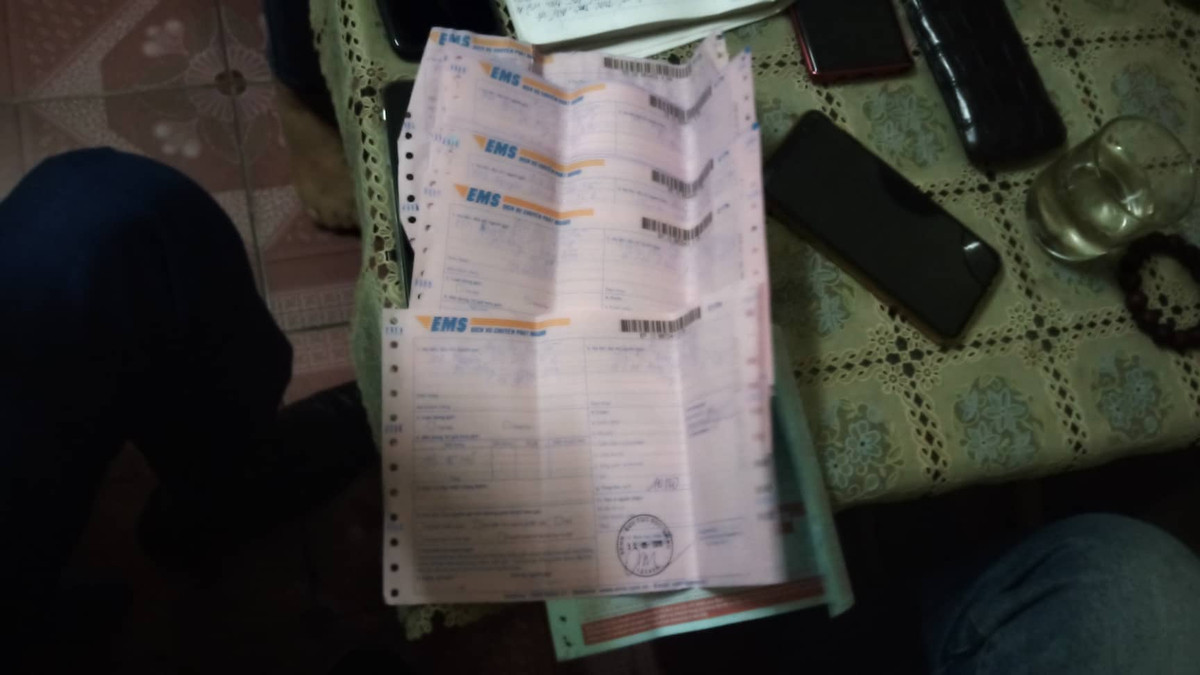 “Hắn dọa sẽ cho tôi nổi tiếng cả nước, dọa sẽ phát tán clip ở trường con tôi học, ở nơi tôi sống... Thực tế đã có lần Đức cắt ảnh nóng trong clip gửi cho con tôi, khi đó con tôi mới 14 tuổi, khiến cháu khóc rất nhiều... Tất cả những việc này con tôi đều trình báo cho công an”, chị H cho hay. Không thể chịu đựng được cảnh bị ép làm nô lệ tình dục, chị H đã từng phản kháng lại mạnh mẽ nhưng rồi bị Đức đánh ngất (Ảnh: Những hóa đơn chuyển phát mà chị H. đã gửi đơn kêu cứu các cơ quan chức năng).