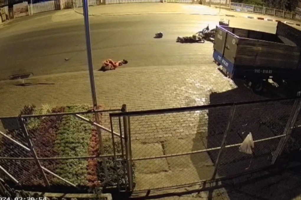 Đang quét rác, nữ công nhân bị xe máy tông chấn thương sọ não Dang quet rac, nu cong nhan bi xe may tong chan thuong so nao