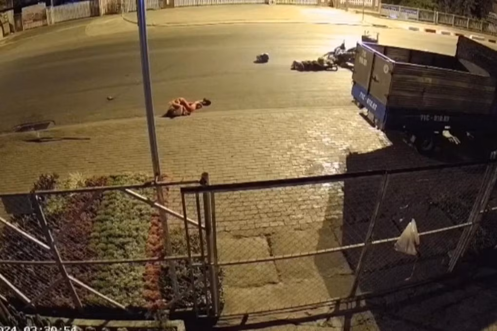 Đang quét rác, nữ công nhân bị xe máy tông chấn thương sọ não Dang quet rac, nu cong nhan bi xe may tong chan thuong so nao