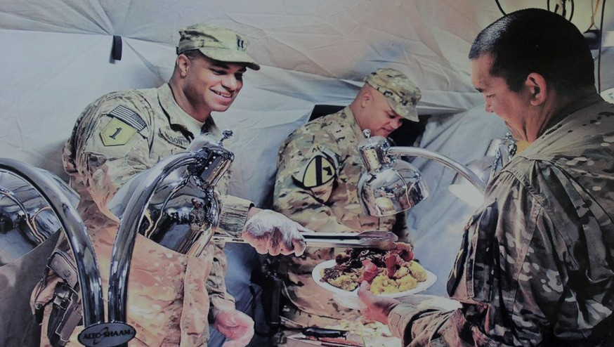 Đối với Lục quân Mỹ cũng vậy, khẩu phần ăn quân đội của lực lượng này rất nhiều dinh dưỡng để binh sĩ duy trì sức khỏe trong điều kiện chiến đấu khắc nghiệt. Thịt nướng là một trong những món khoái khẩu của lính Mỹ. Ảnh: bữa ăn trưa của binh sĩ Mỹ tại Afganistan.