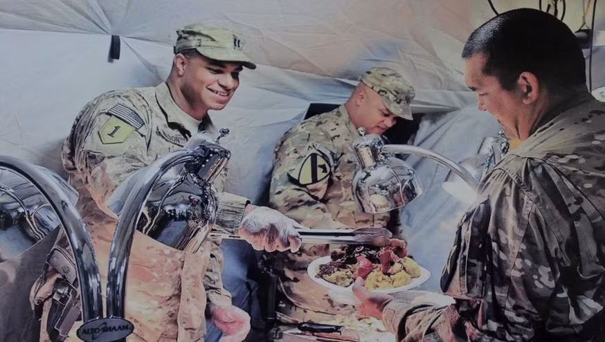 Đối với Lục quân Mỹ cũng vậy, khẩu phần ăn quân đội của lực lượng này rất nhiều dinh dưỡng để binh sĩ duy trì sức khỏe trong điều kiện chiến đấu khắc nghiệt. Thịt nướng là một trong những món khoái khẩu của lính Mỹ. Ảnh: bữa ăn trưa của binh sĩ Mỹ tại Afganistan.