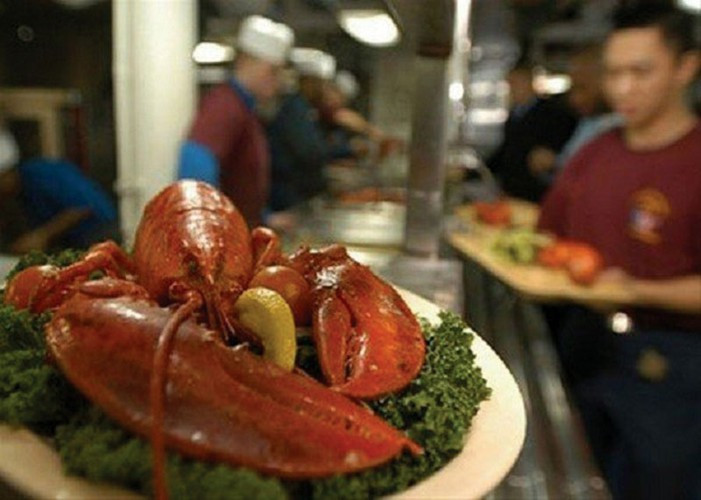 Thực đơn trên tàu sân bay Mỹ mỗi ngày đều khác nhau và không lặp lại trong 3 tuần, gồm những loại thực phẩm cao cấp như tôm hùm, cua, thịt bò nướng.... Vì đi biển là một hoạt động không ngừng nghỉ nên trên tàu sân bay có tới 4 bữa ăn trong một ngày.